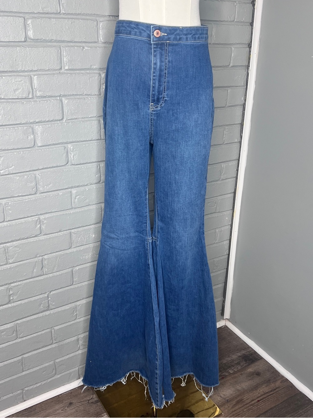 We The Free High-Rise Just Float On Wide-Leg Flare Raw Edge Jeans Size 30
